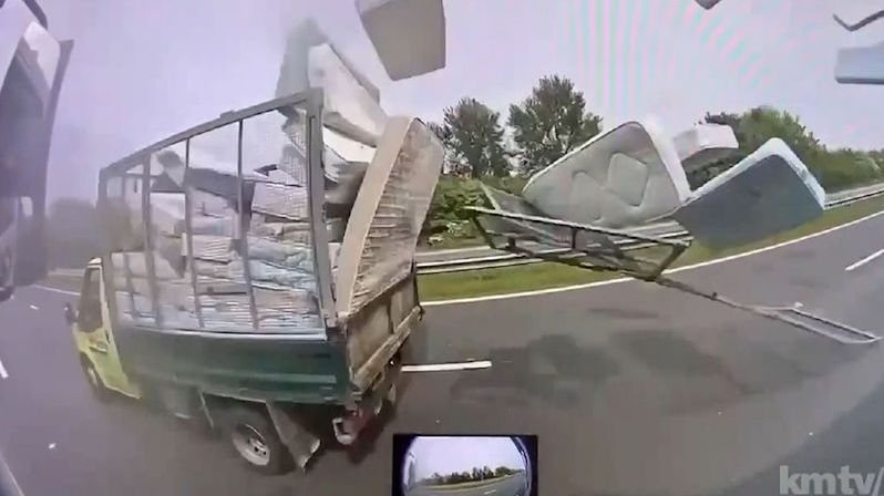 Z náklaďáku na britské dálnici uletěly desítky matrací